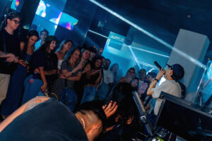 Clientes disfrutando de música de DJ en Teresa Club